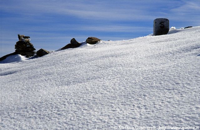  Cippo di confine al passo del Muretto - click to next image