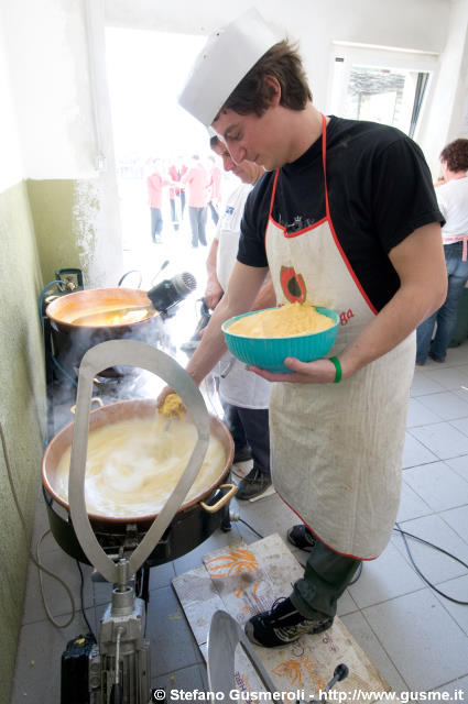  Preparazione polenta - click to next image