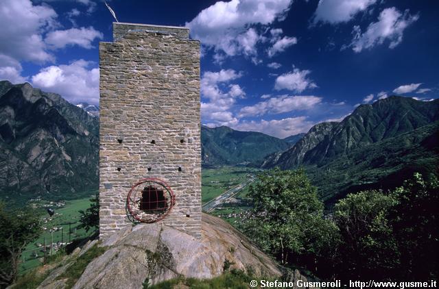  Torre di Segname e piana di Chiavenna - click to next image