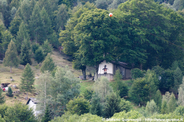  Chiesa di Bedolina tra le piante - click to next image