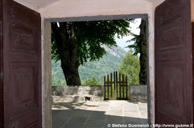  Ingresso e sagrato - click to next image