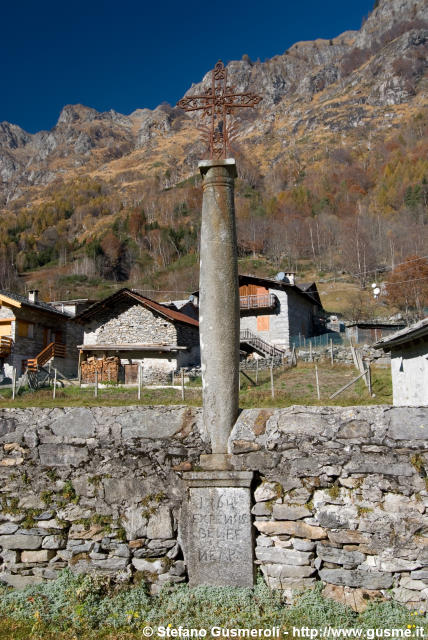  Colonna del 1764 e croce nel cimitero - click to next image