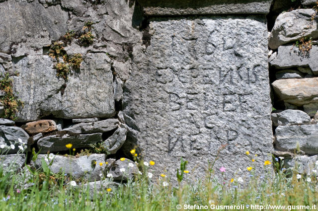  Incisione nel cimiterino - click to next image