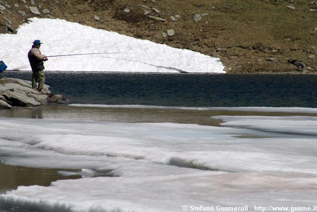  Pescatore al lago d'Emet - click to next image