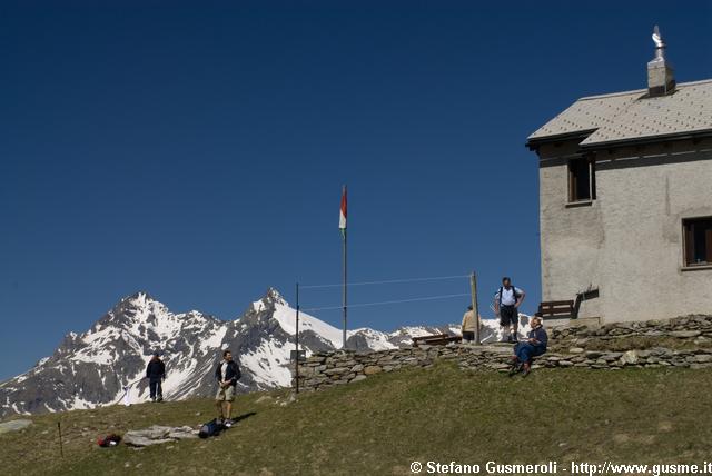  Escursionisti al rifugio Bertacchi - click to next image