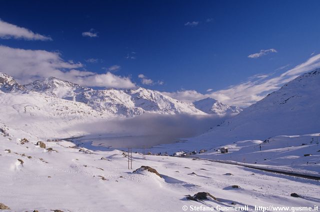  Nuvole incombono sul lago di Montespluga - click to next image