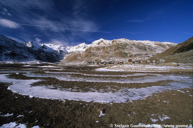  La conca di Montespluga con la prima neve - click to next image