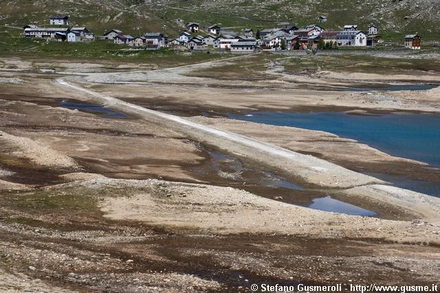  La vecchia strada per Montespluga emerge dal lago - click to next image