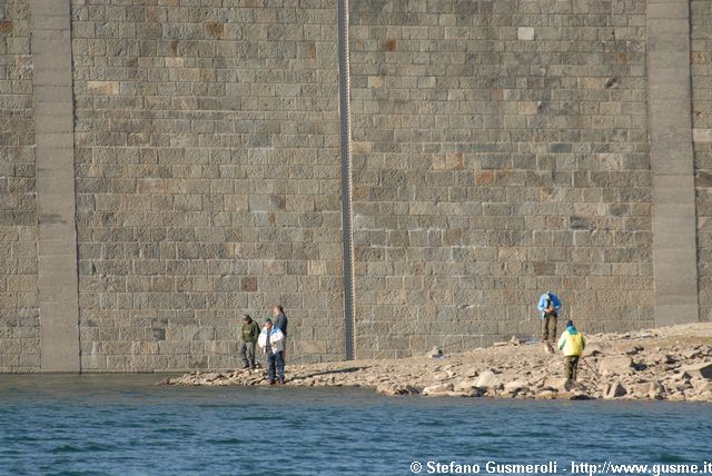  Pescatori sotto la parete della diga di Montespluga - click to next image