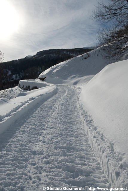  La strada innevata per la val Febbraro - click to next image