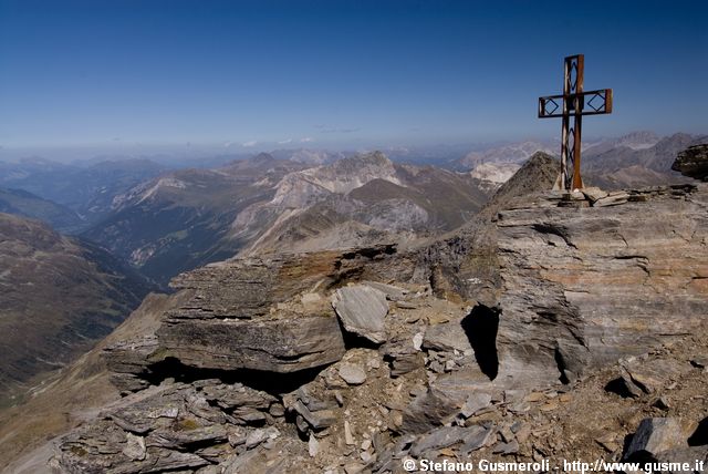  La croce sulla cima dell'Emet - click to next image