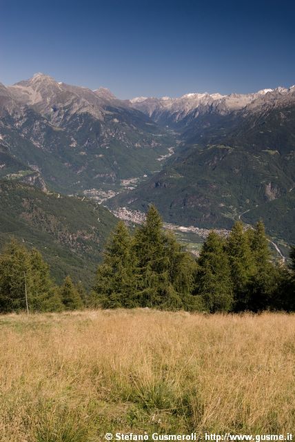  Prati presso l'Alpe Cima e panorama sulla Bregaglia - click to next image