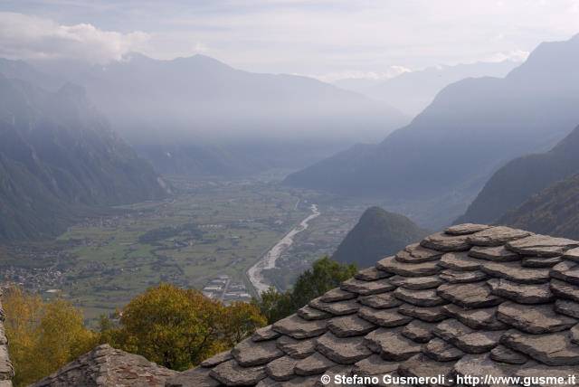  Tetti in piote e panorama sulla valchiavenna - click to next image