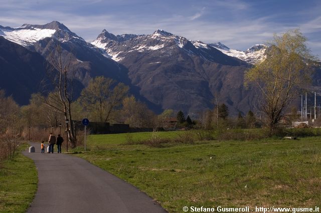  Percorso ciclopedonale lungo il lago di Novate - click to next image