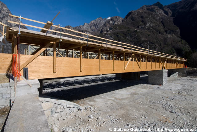  Cantiere passerella sul Codera - click to next image