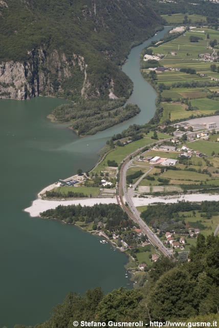  Immissione della Mera nel lago di Mezzola - click to next image