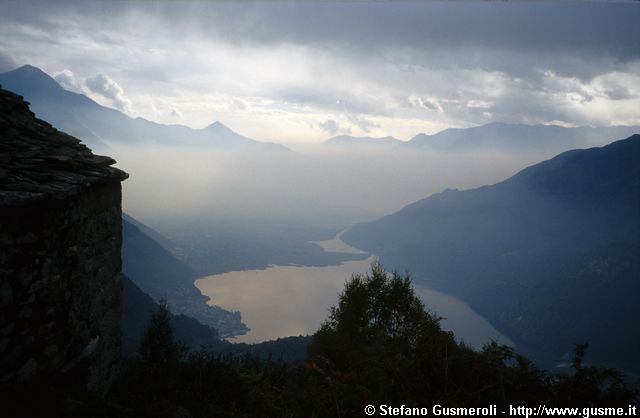  Foschia sul lago di Mezzola da In cima al bosco - click to next image