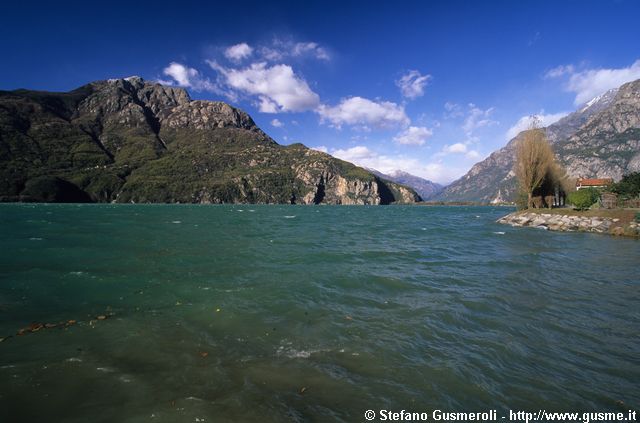  Lago di Mezzola, monte Berlinghera e imbocco della Valchiavenna - click to next image