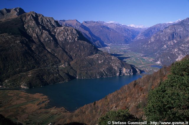  Lago di Mezzola, monte Berlinghera e piano di Chiavenna - click to next image