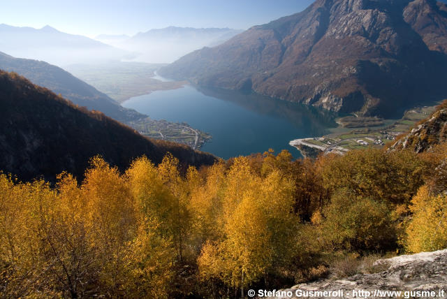  Panorama autunnale sul lago di Mezzola - click to next image