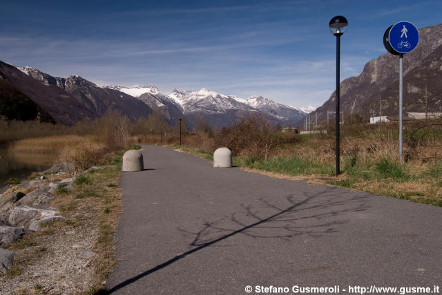  Ciclabile presso il lago di Mezzola - click to next image