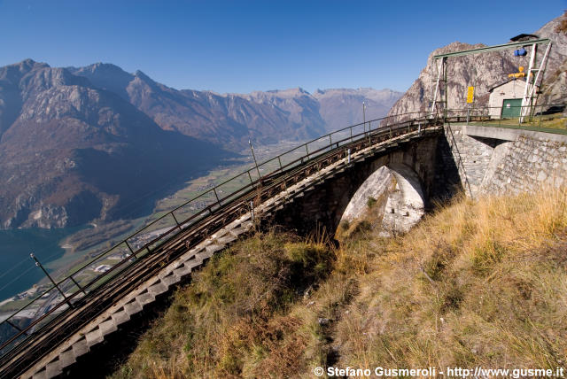  Il ponte in cima al piano inclinato - click to next image