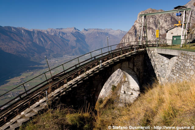  Il ponte in cima al piano inclinato - click to next image