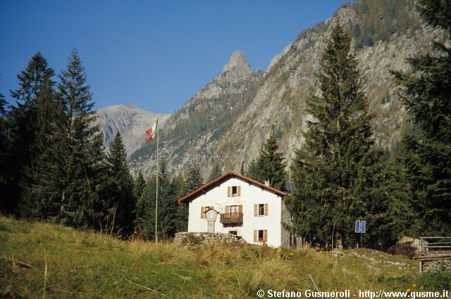  Il rifugio Brasca tra i pini - click to next image