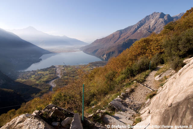  Panorama sul lago di Mezzola dal sentiero per Codera - click to next image