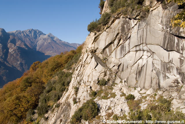  Pareti granitiche sovrastano il sentiero per la val Codera - click to next image