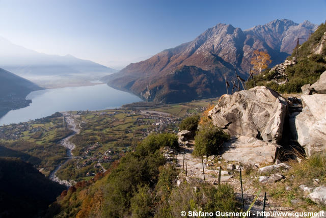  Il lago di Mezzola dal sentiero per la val Codera - click to next image