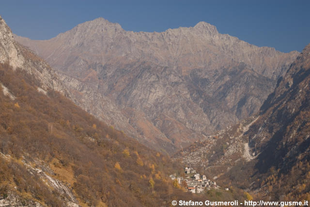  Val Codera sovrastata dal Sas Becche e dal monte Gruf - click to next image