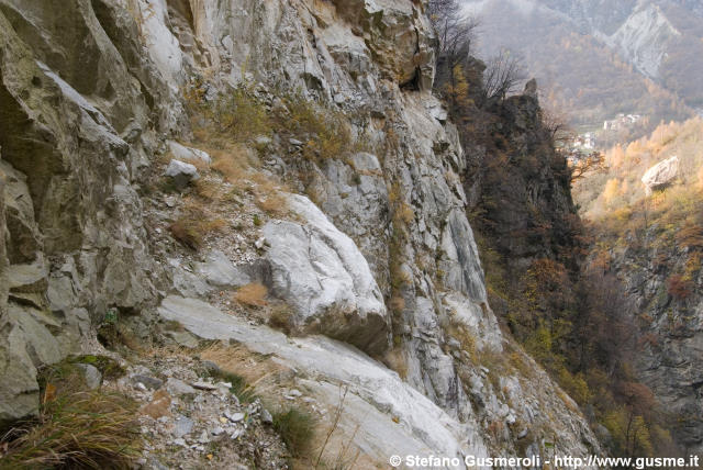  Interruzione del sentiero in val Ladrogno - click to next image