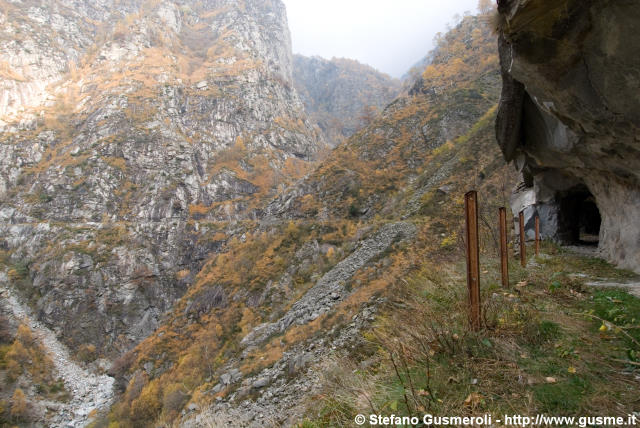  Il tracciolino in val Ladrogno - click to next image