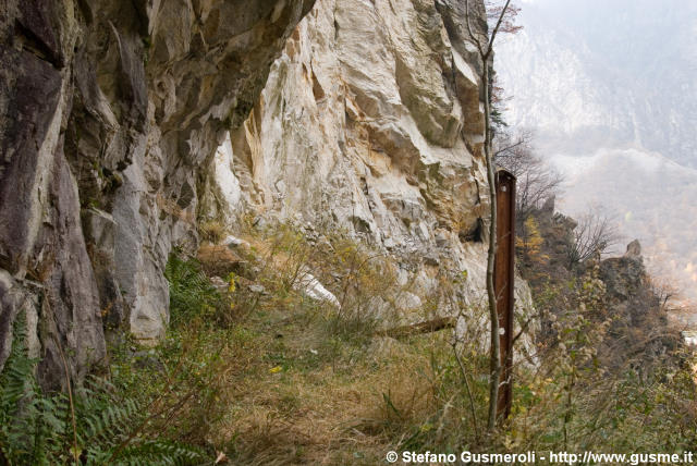  Interruzione del sentiero in val Ladrogno - click to next image