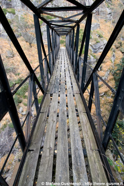  Sul ponte in val Ladrogno - click to next image