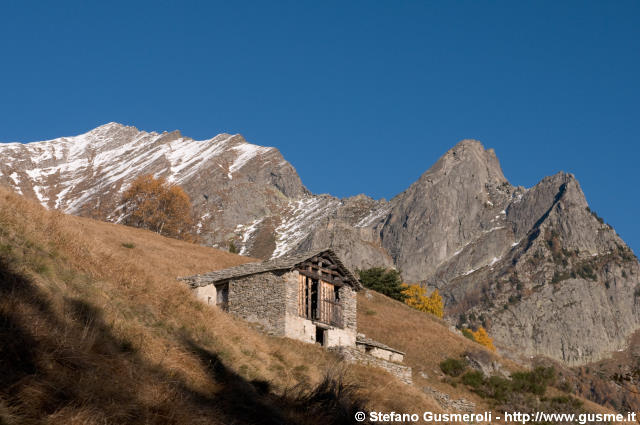  Rustico, Pizzo dello Scudo e il monte Saragiolo - click to next image