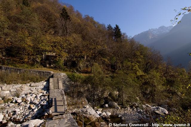  Passaggio sul torrente Valledrana - click to next image