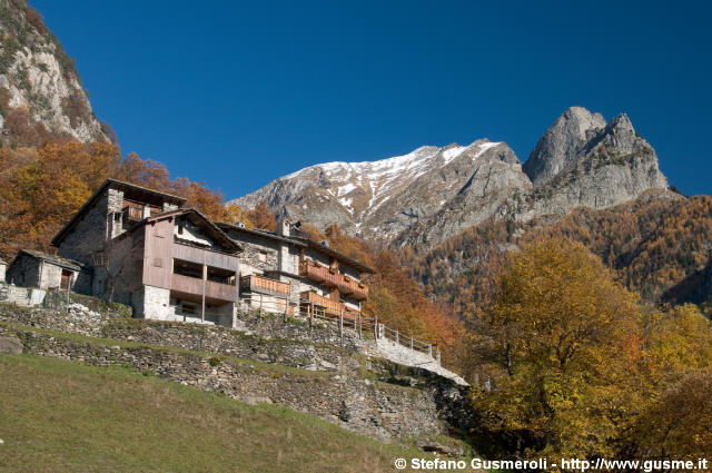  Dasile sotto il Pizzo dello Scudo e il monte Saragiolo - click to next image