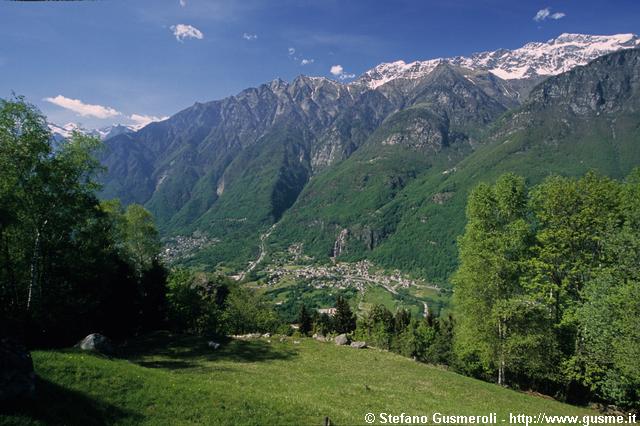  Pascoli di Pradella e panorama su Piuro - click to next image