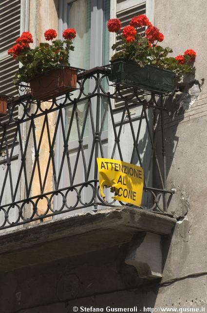  Prosto - Balcone di un palazzo su strada - click to next image