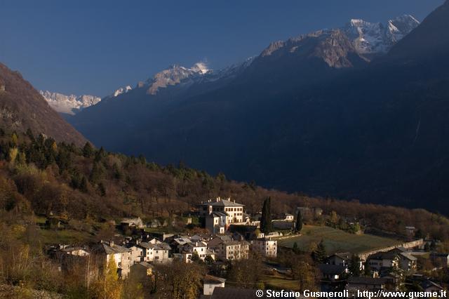  Palazzo Vertemate dalla strada per Crana - click to next image