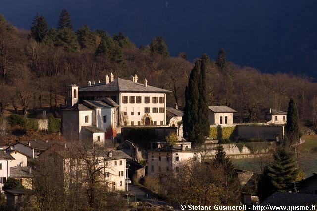  Palazzo Vertemate dalla strada per Crana - click to next image