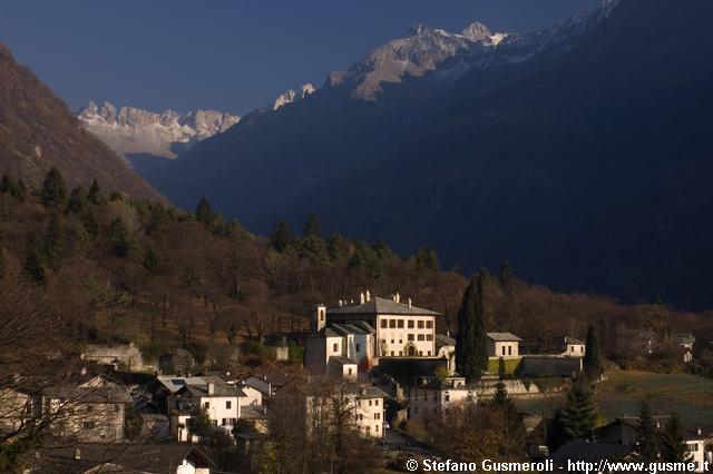  Palazzo Vertemate dalla strada per Crana - click to next image