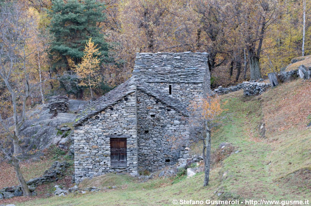  Rustici sul sentiero per Quarantapani - click to next image