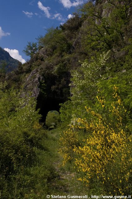  Sentiero lungo il vecchio percorso ferroviario - click to next image