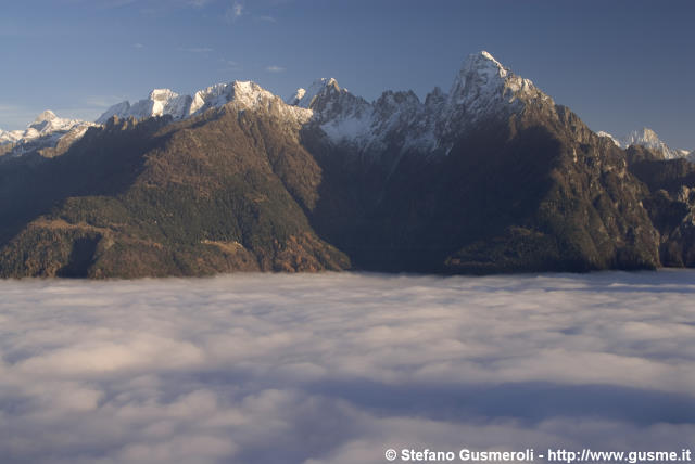  Pizzo di Prata e monte Beleniga spuntano dai cirrocumuli - click to next image