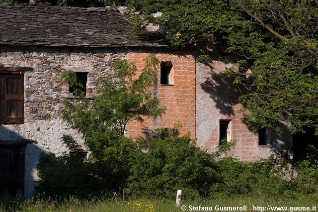  Rustici presso Cascina Monaca - click to next image