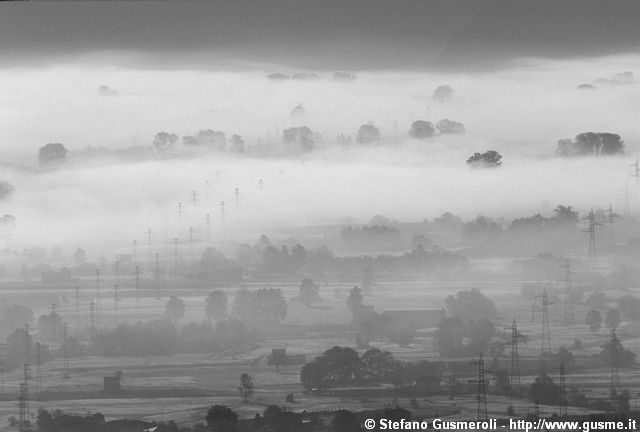  Elettrodotti tra la nebbia nel piano di Chiavenna - click to next image