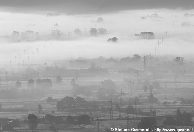  Elettrodotti tra la nebbia nel piano di Chiavenna - click to next image